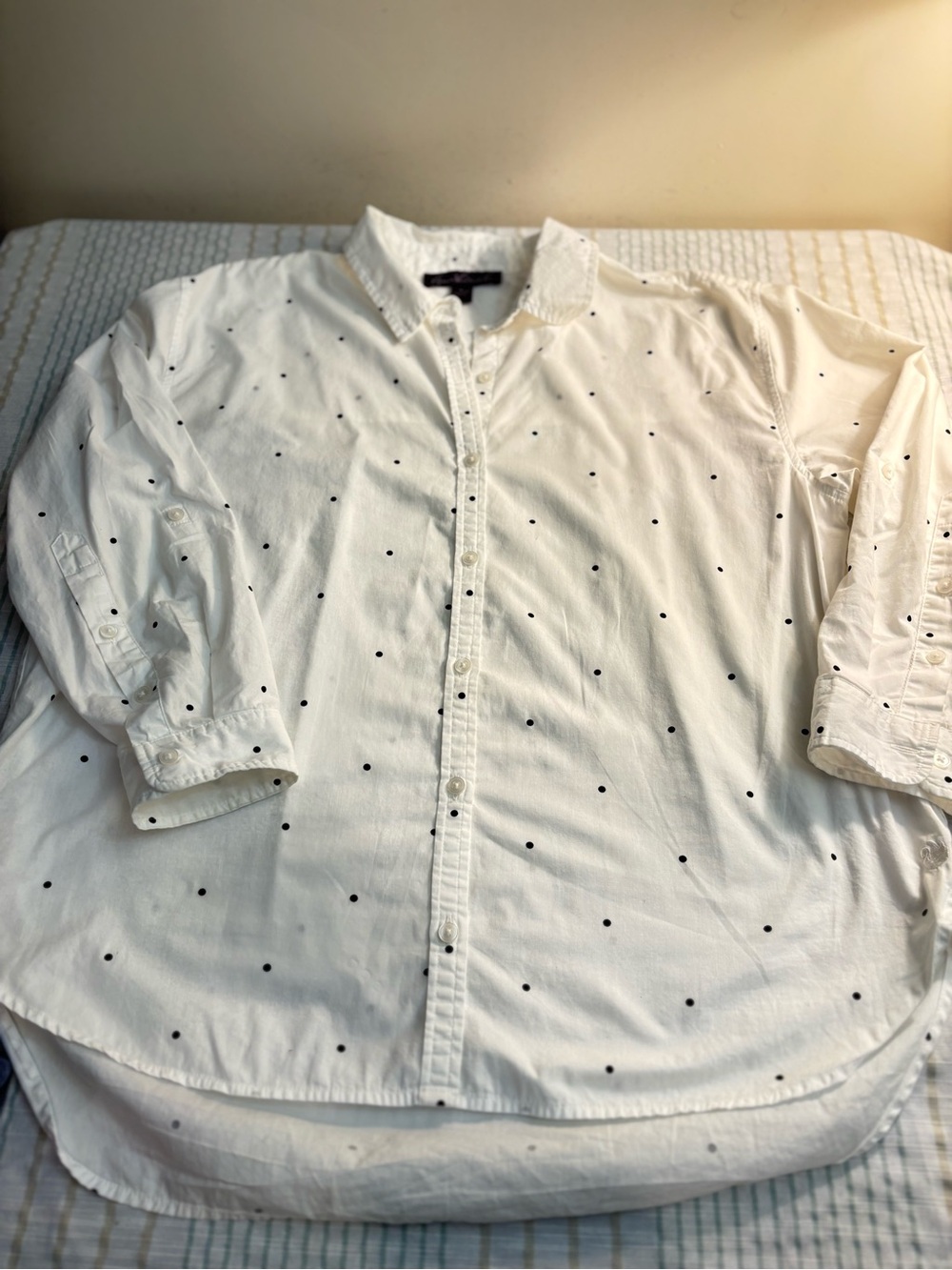 Gloria Vanderbilt White Button-Down Shirt with Black Polka Dot Print